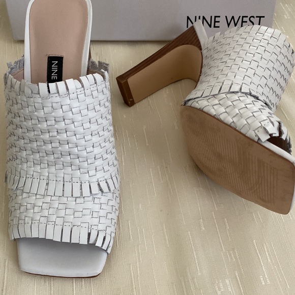 Perfect 3.5in heels, basketweave leather slip on heels. - Picture 3 of 5